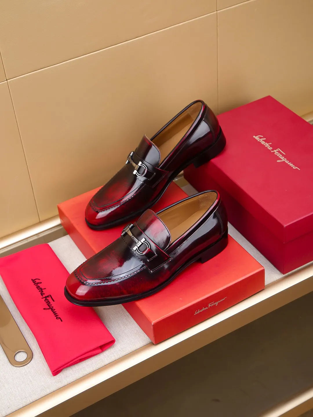Men's shoes 💰460 🕷🕷🐂【Ferragamo】Ferragamo Popular fashionable leather shoes🇨🇳Official website counter 1:1 production, original mold opening💯Good quality can be seen, imported high-end first-layer waxed calfskin, water-dyed🐂leather lining🌿very clear texture, high-quality waterproof, non-slip and wear-resistant outsole🎋high quality and low price, truly handmade🍓colors available! Code number 39-44......(38.45.46.47 customized)